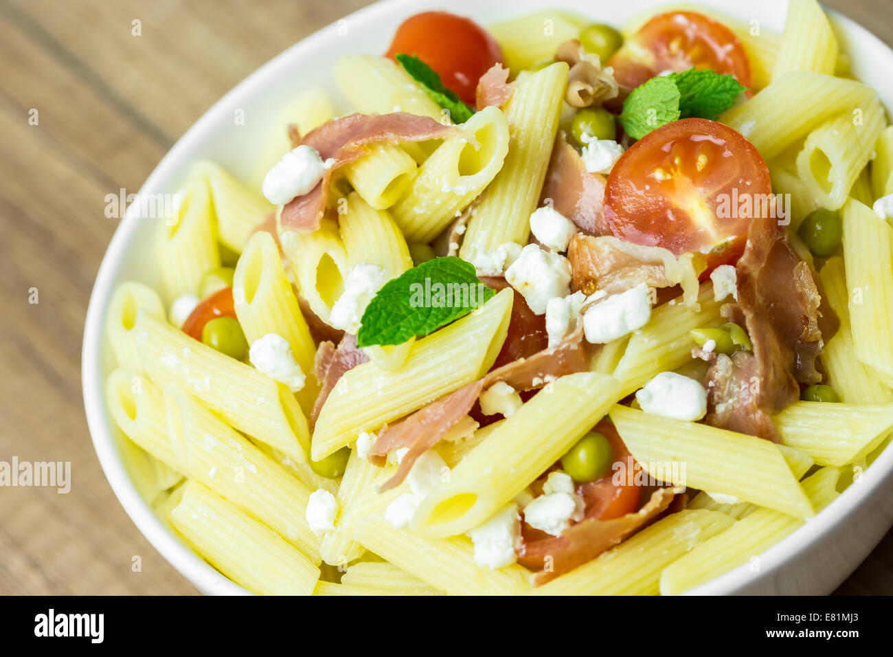 Italienische Penne Pasta-Salat mit Mozzarella, Tomaten und Schinken ...