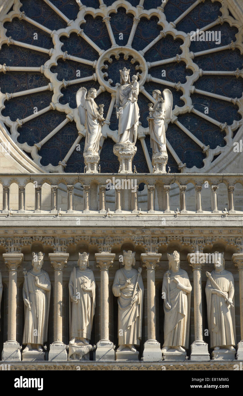 Gruppe von Skulpturen und Rosette aus das Kirchenfenster, Cathédrale Notre-Dame, Paris, Île-de-France, Frankreich Stockfoto