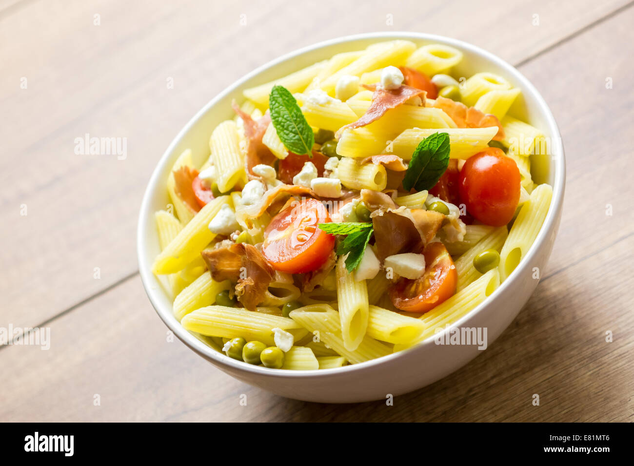 Italienische penne pasta -Fotos und -Bildmaterial in hoher Auflösung ...