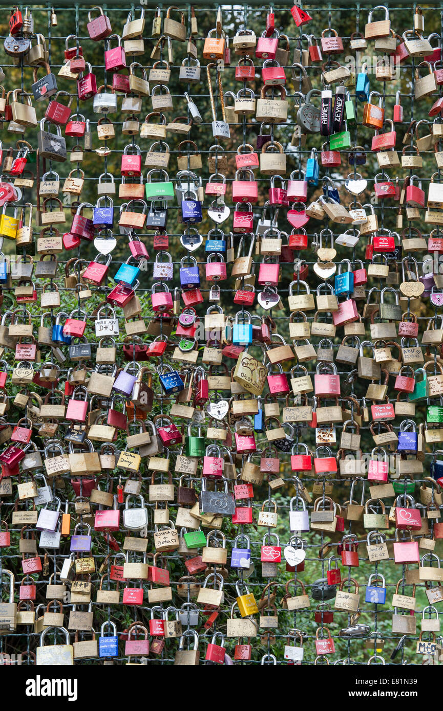 Liebesschlösser auf einem Draht Zaun, Kassel, Hessen, Deutschland Stockfoto