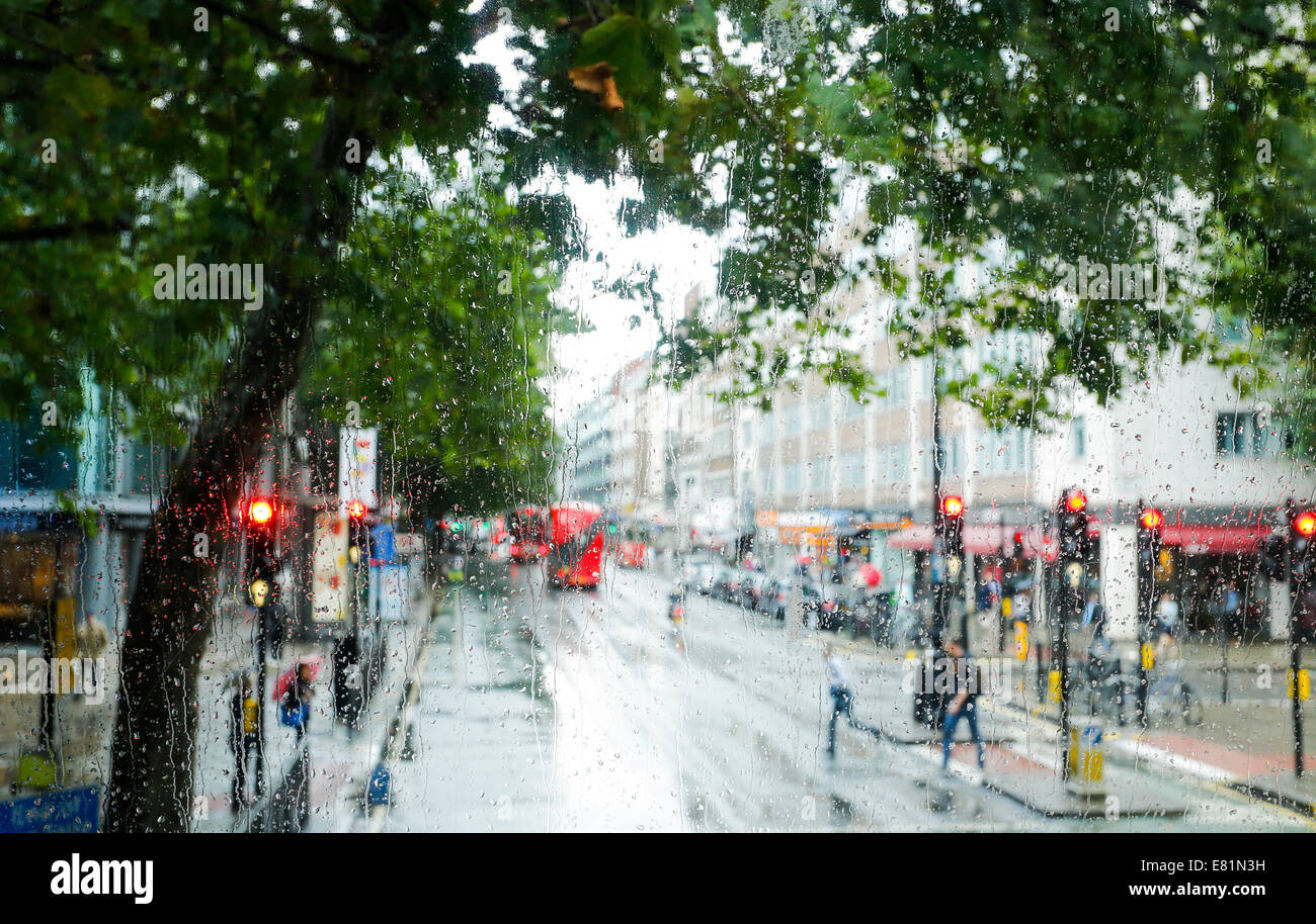 Londoner Straßenszene durch Regen-getränkten Busfenstern, London, England, Vereinigtes Königreich Stockfoto