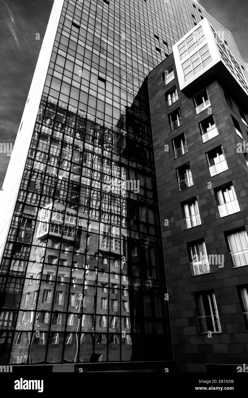 Isozaki Atea mit Reflexionen über die Glaswand Stockfoto