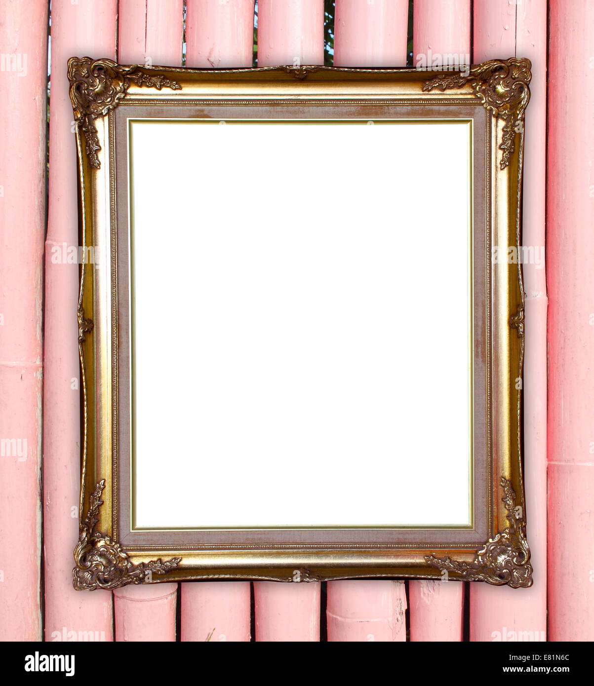 leere Goldrahmen auf bunten Bambus Wand Hintergrund Stockfoto