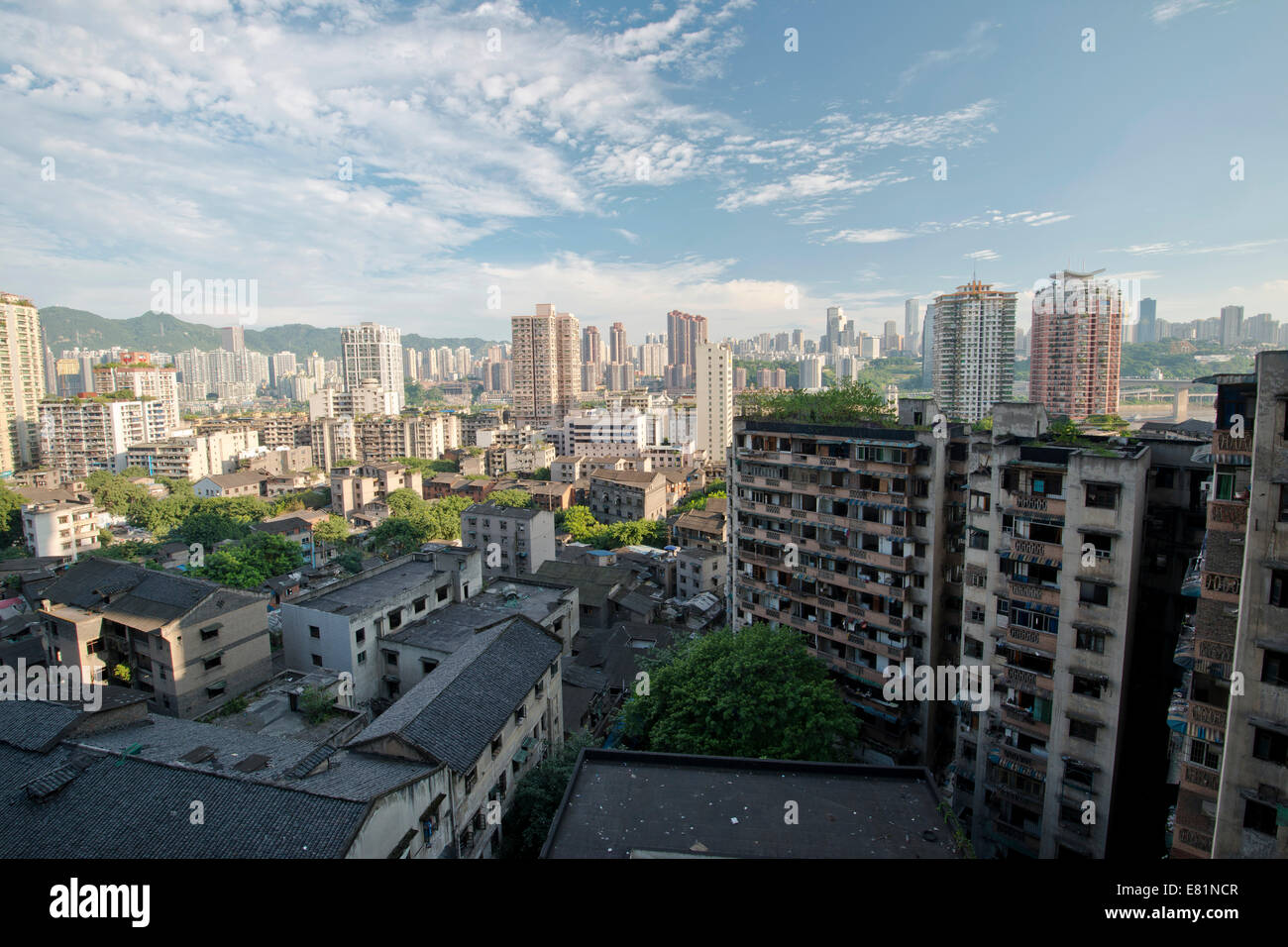 Alte und neue Wolkenkratzer, Chongqing, China Stockfoto