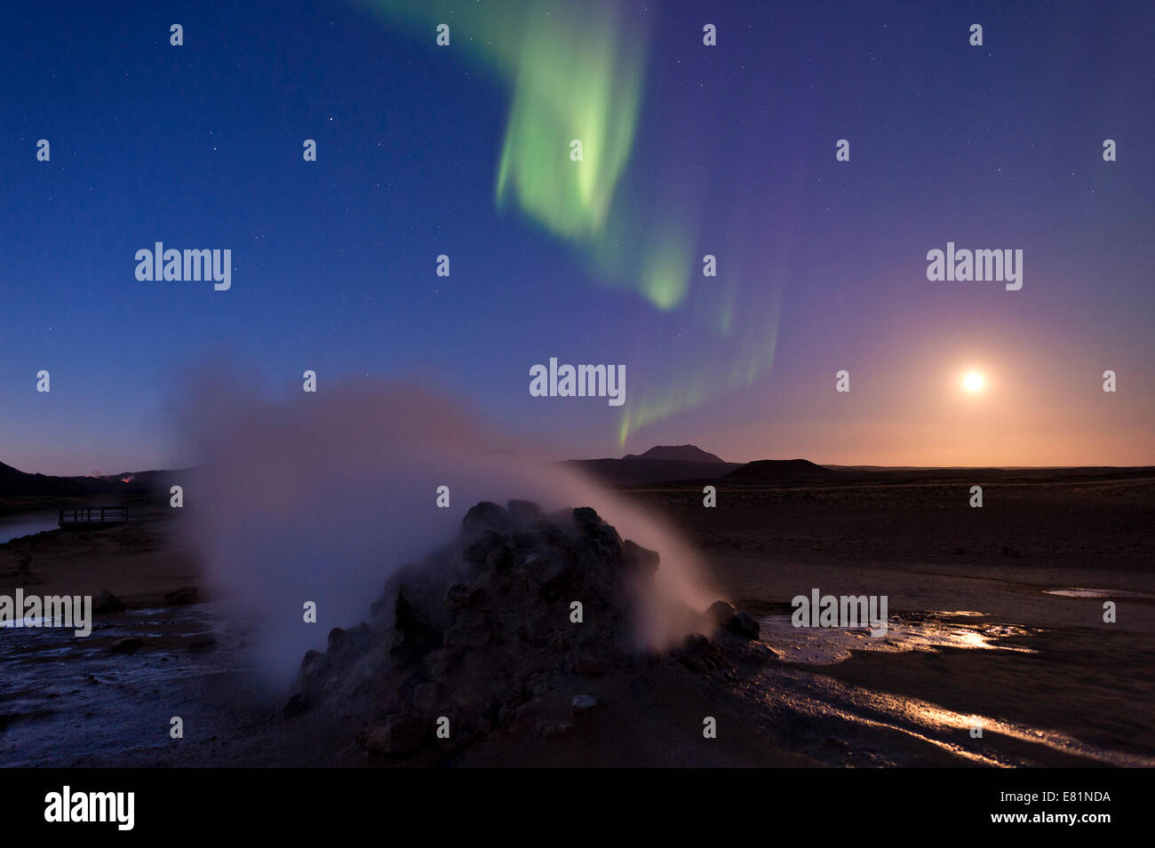 Nordlicht, Vollmond, Solfatara, Fumarolen, Schwefel und anderen Mineralien, Dampf, Hverarönd Hochtemperatur oder Geothermie Stockfoto