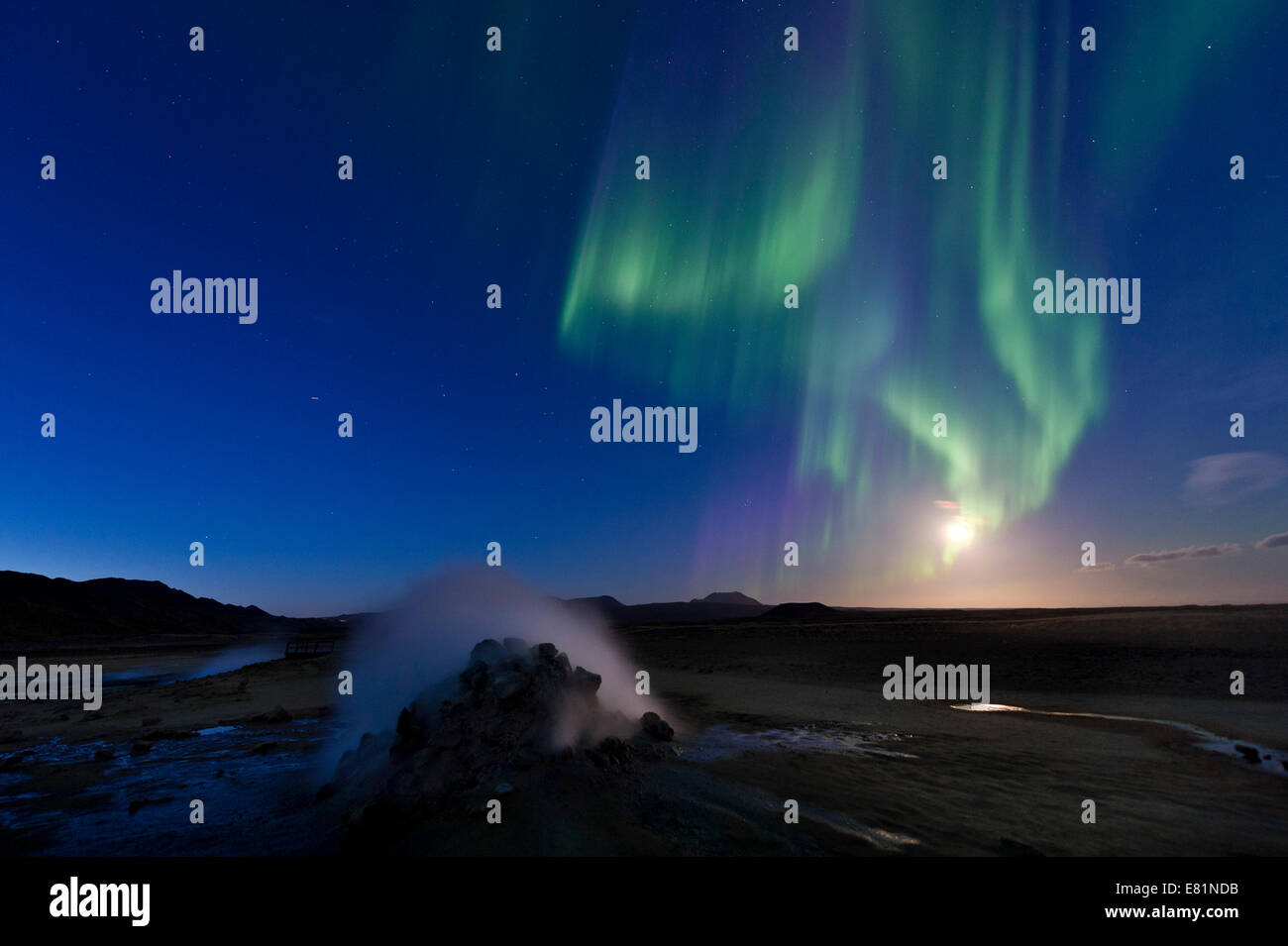Nordlicht, Vollmond, Solfatara, Fumarolen, Schwefel und anderen Mineralien, Dampf, Hverarönd Hochtemperatur oder Geothermie Stockfoto