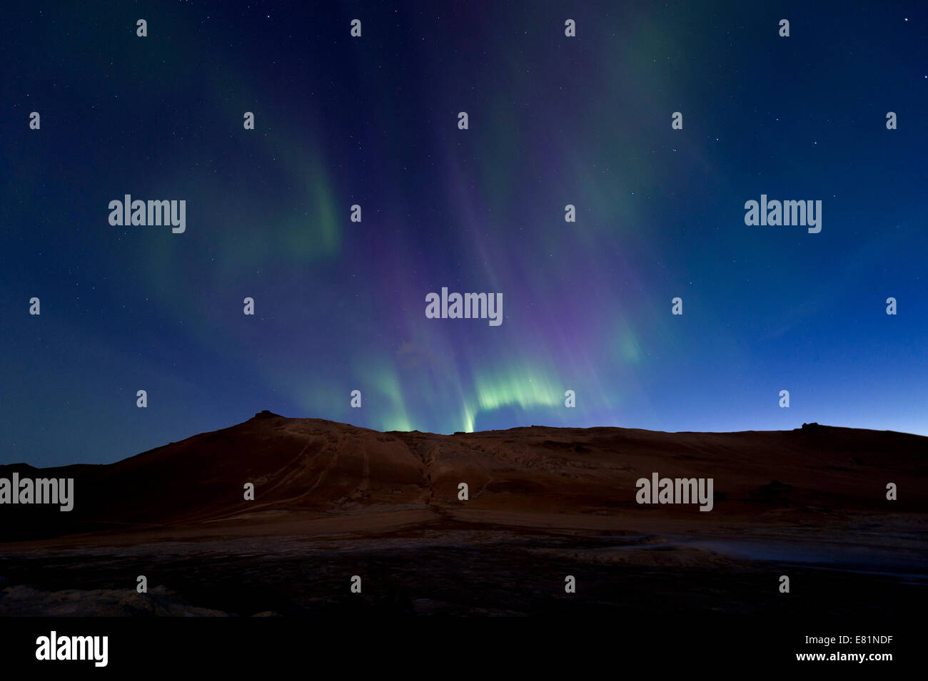 Nordlicht, Schwefel und anderen Mineralien, Dampf, Hverarönd Hochtemperatur oder geothermische Gebiet, Námafjall Berge Stockfoto