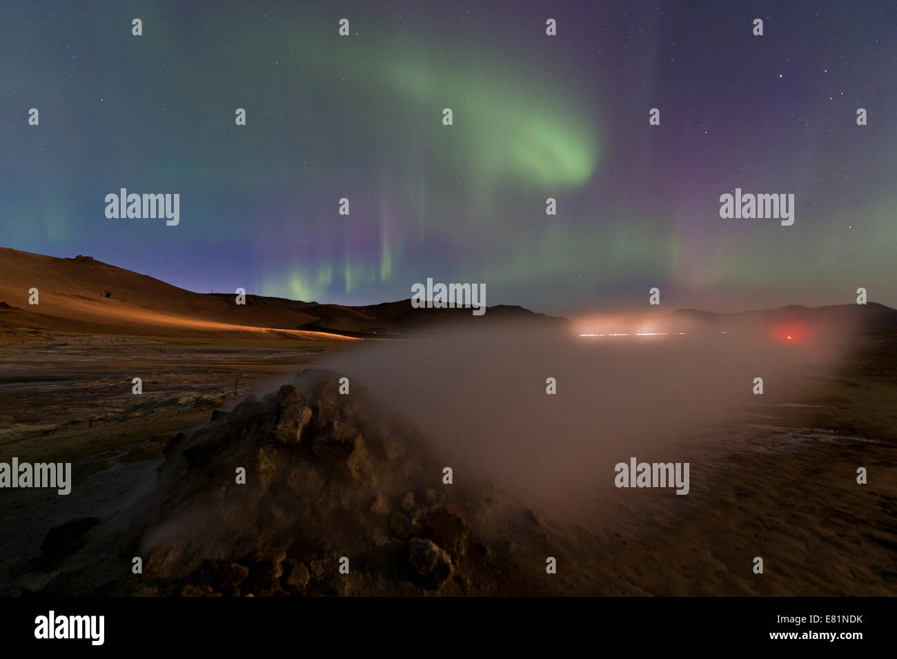 Northern Lights Licht Routen von Autos, Solfatara, Fumarolen, Schwefel und anderen Mineralien, Dampf, Hverarönd Hochtemperatur oder Stockfoto
