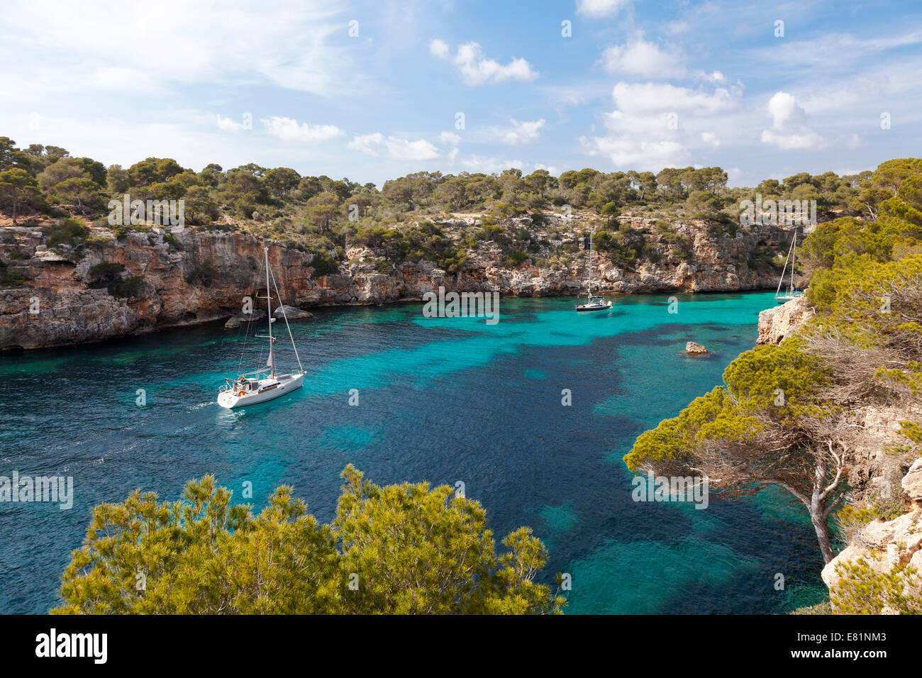 Segelschiff in der Bucht von Cala Pi, Mallorca, Balearen, Spanien Stockfoto