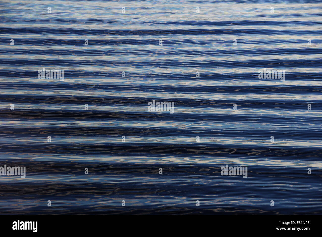 Einheitliche Wasserwellen, Reflexion, mit Seite Wellen, am Bodensee, Deutschland Stockfoto