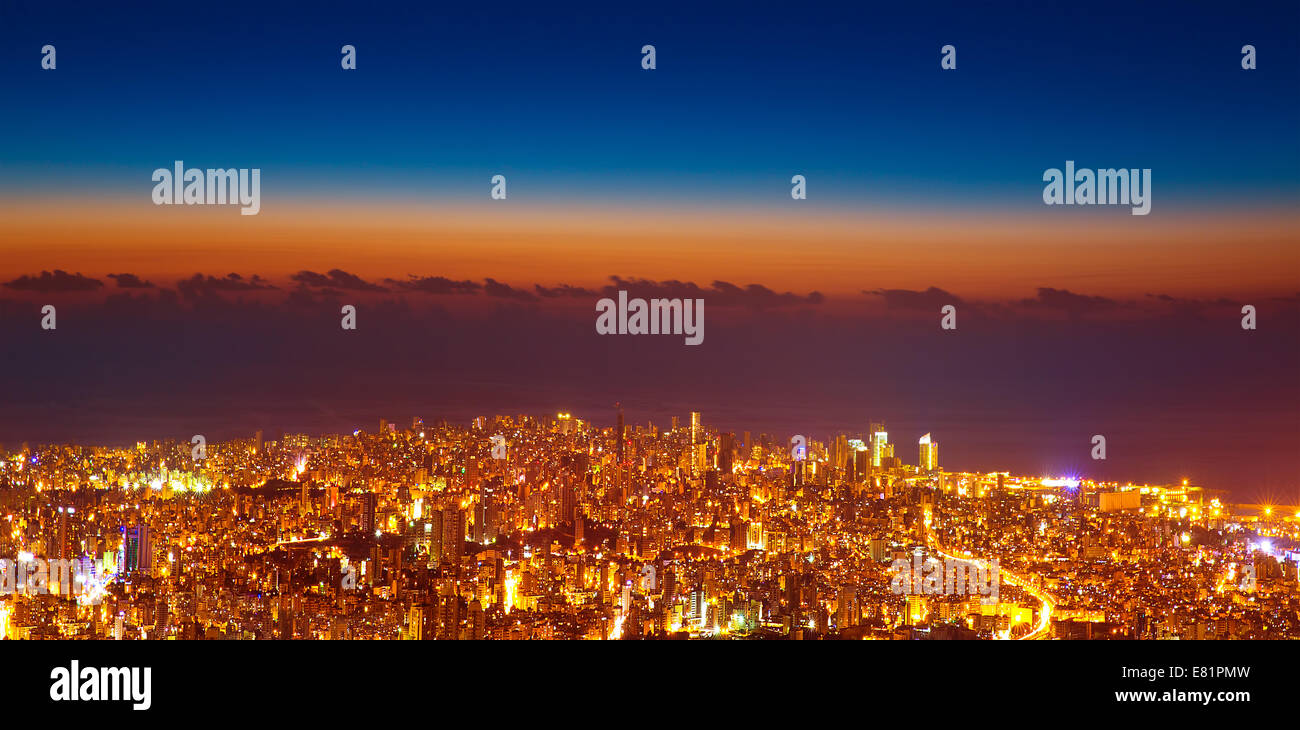 Vogelperspektive schöne Nacht Stadtbild, viele leuchtende Lichter in der Nacht im Libanon, malerische Szenerie, Reisen und Tourismus Stockfoto