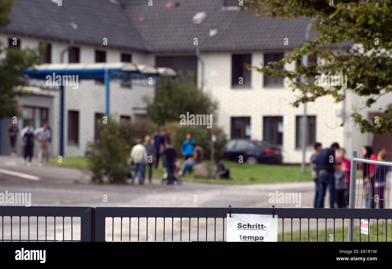 Burbach, Deutschland. 28. Sep, 2014. Der Flüchtling wohnen auf dem Gelände der ehemaligen Siegerland Kaserne in Burbach, Deutschland, 28. September 2014 abgebildet. Angeblich hat private Sicherheitspersonal Menschen Asyl in einem Flüchtlingslager in Burbach heftig angegriffen. Die ehemalige Siegerland Baracken dient als ein Notunterkünfte für Flüchtlinge und Asylsuchenden Menschen. Foto: Federico Gambarini/Dpa/Alamy Live News Stockfoto