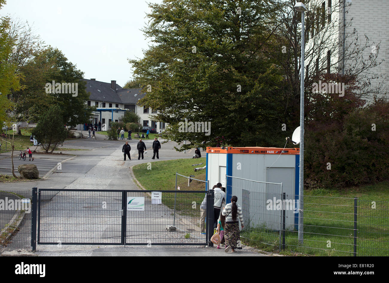 Burbach, Deutschland. 28. Sep, 2014. Der Flüchtling wohnen auf dem Gelände der ehemaligen Siegerland Kaserne in Burbach, Deutschland, 28. September 2014 abgebildet. Angeblich hat private Sicherheitspersonal Menschen Asyl in einem Flüchtlingslager in Burbach heftig angegriffen. Die ehemalige Siegerland Baracken dient als ein Notunterkünfte für Flüchtlinge und Asylsuchenden Menschen. Foto: Federico Gambarini/Dpa/Alamy Live News Stockfoto