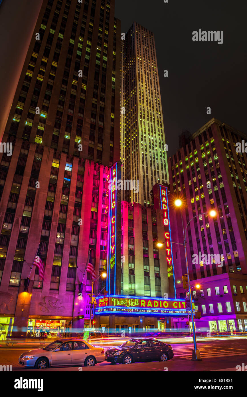 Radio City Music Hall in der Nacht. Sixth Avenue, Avenue of the Americas - New York. Stockfoto