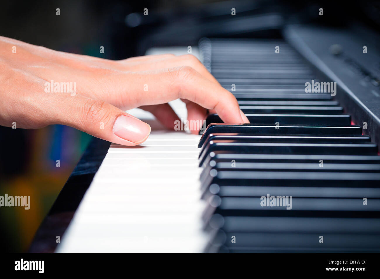 Asiatische professioneller Pianist spielt Klavier im Tonstudio Stockfoto