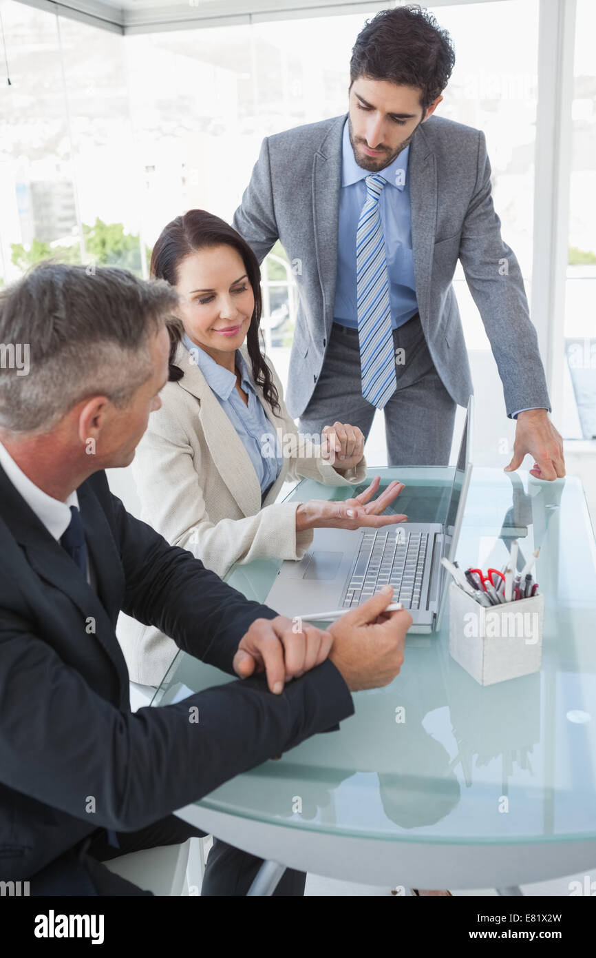 Arbeitskollegen bei der Arbeit Stockfoto