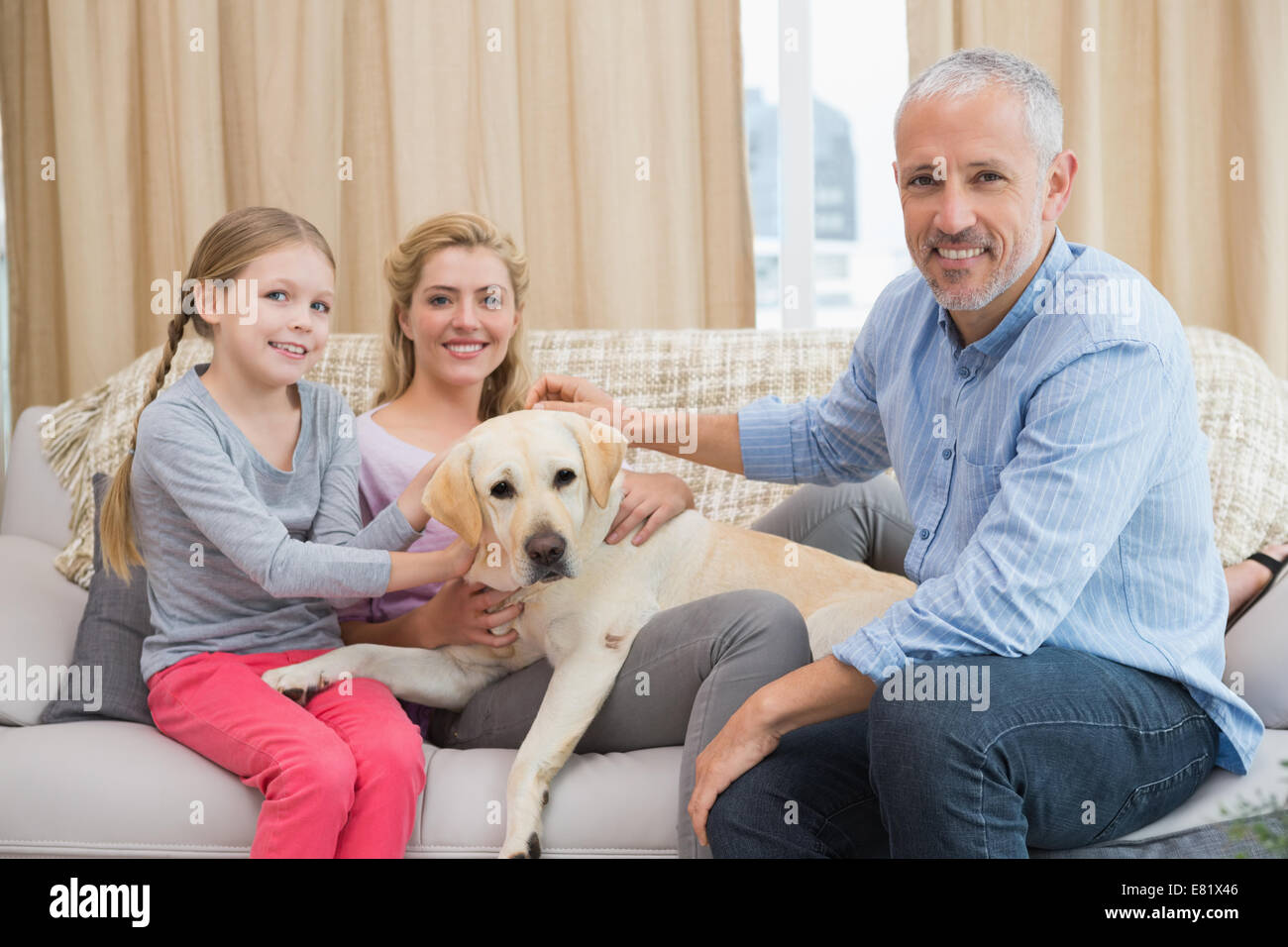 Eltern und Tochter mit pet-labrador Stockfoto