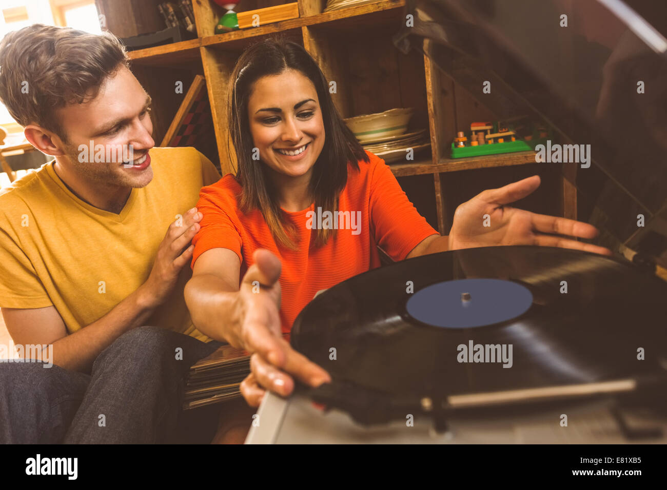 Junges Paar auf einer Vinyl-Schallplatte Stockfoto