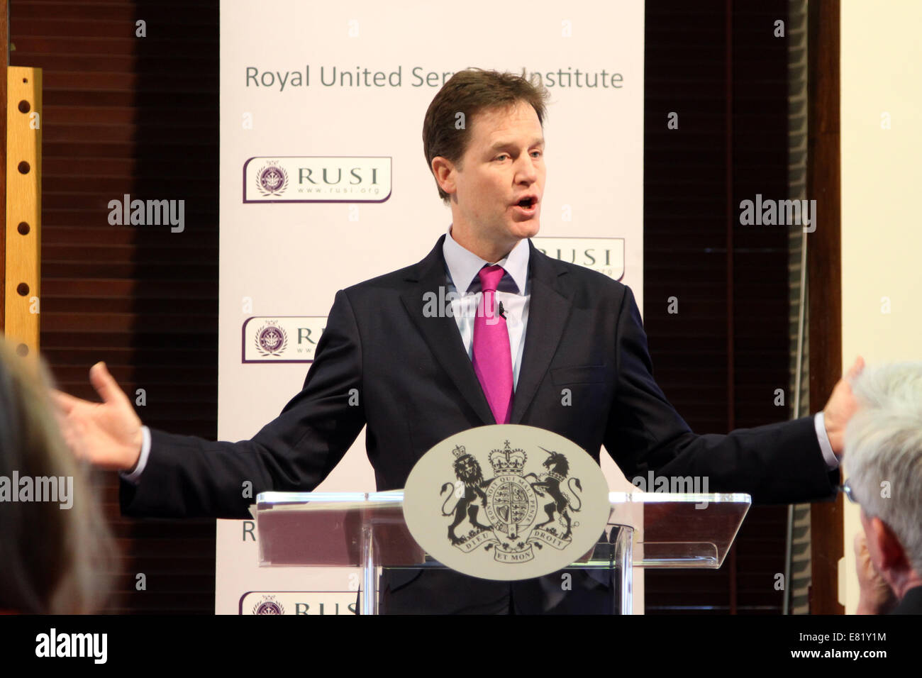 UK Vizepremierminister Nick Clegg, kündigt eine Überprüfung der Befugnisse der britischen Sicherheitsbehörden in einer Rede an RUSI. Stockfoto