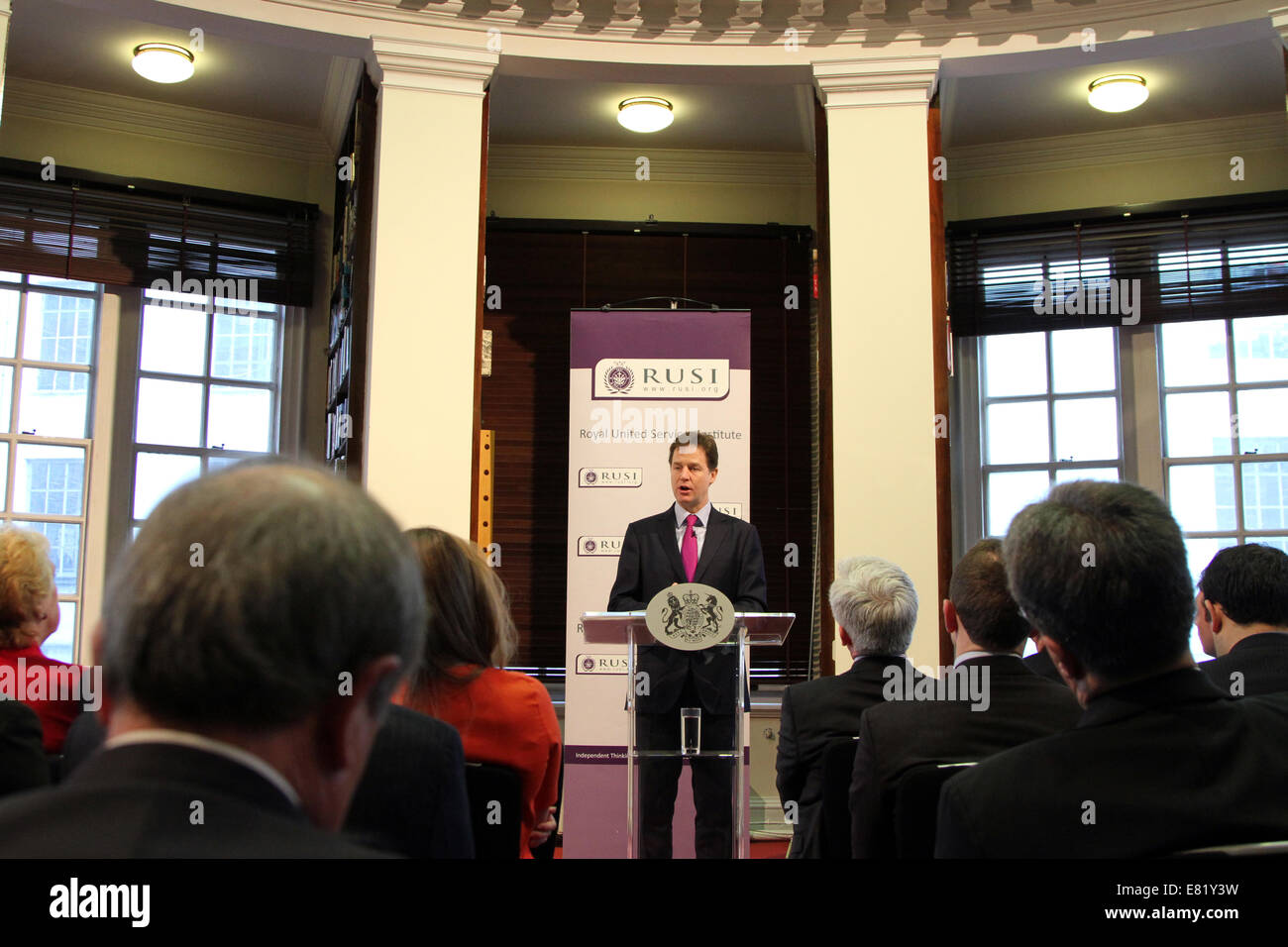 UK Vizepremierminister Nick Clegg, kündigt eine Überprüfung der Befugnisse der britischen Sicherheitsbehörden in einer Rede an RUSI. Stockfoto