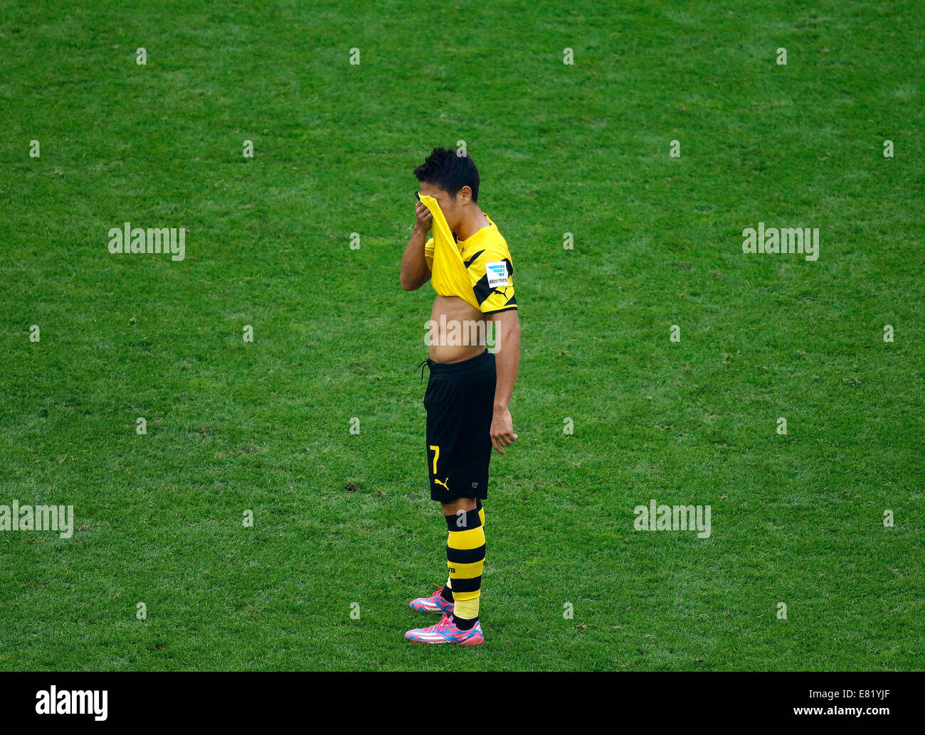 Gelsenkirchen, Deutschland. 27. Sep, 2014. DFL 1. Bundesliga, Spieltag 8, 1. FC Schalke 04 gegen Borussia Dortmund - 2: 1 in die Veltins - Arena in Gelsenkirchen am 27..09. 2014 ist Shinji KAGAWA (BVB) nach dem Verlust enttäuscht. Bildnachweis: Norbert Schmidt/Alamy Live News Stockfoto