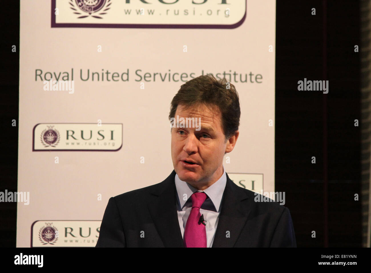 UK Vizepremierminister Nick Clegg, kündigt eine Überprüfung der Befugnisse der britischen Sicherheitsbehörden in einer Rede an RUSI. Stockfoto