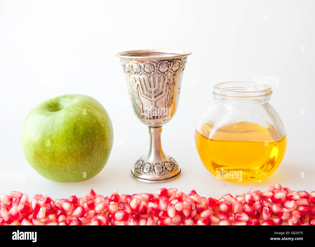 Rosch ha-Schana Kiddusch Tasse Honig Granatapfel und in Scheiben geschnittenen Apfel Stockfoto