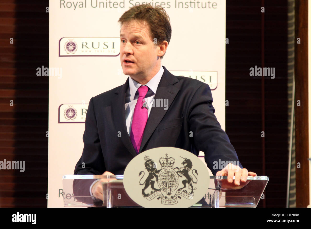 UK Vizepremierminister Nick Clegg, kündigt eine Überprüfung der Befugnisse der britischen Sicherheitsbehörden in einer Rede an RUSI. Stockfoto