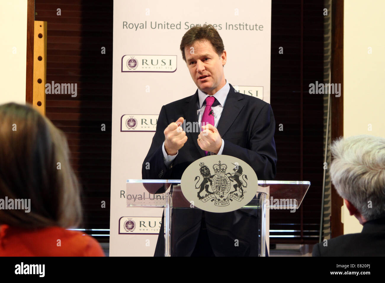 UK Vizepremierminister Nick Clegg, kündigt eine Überprüfung der Befugnisse der britischen Sicherheitsbehörden in einer Rede an RUSI. Stockfoto