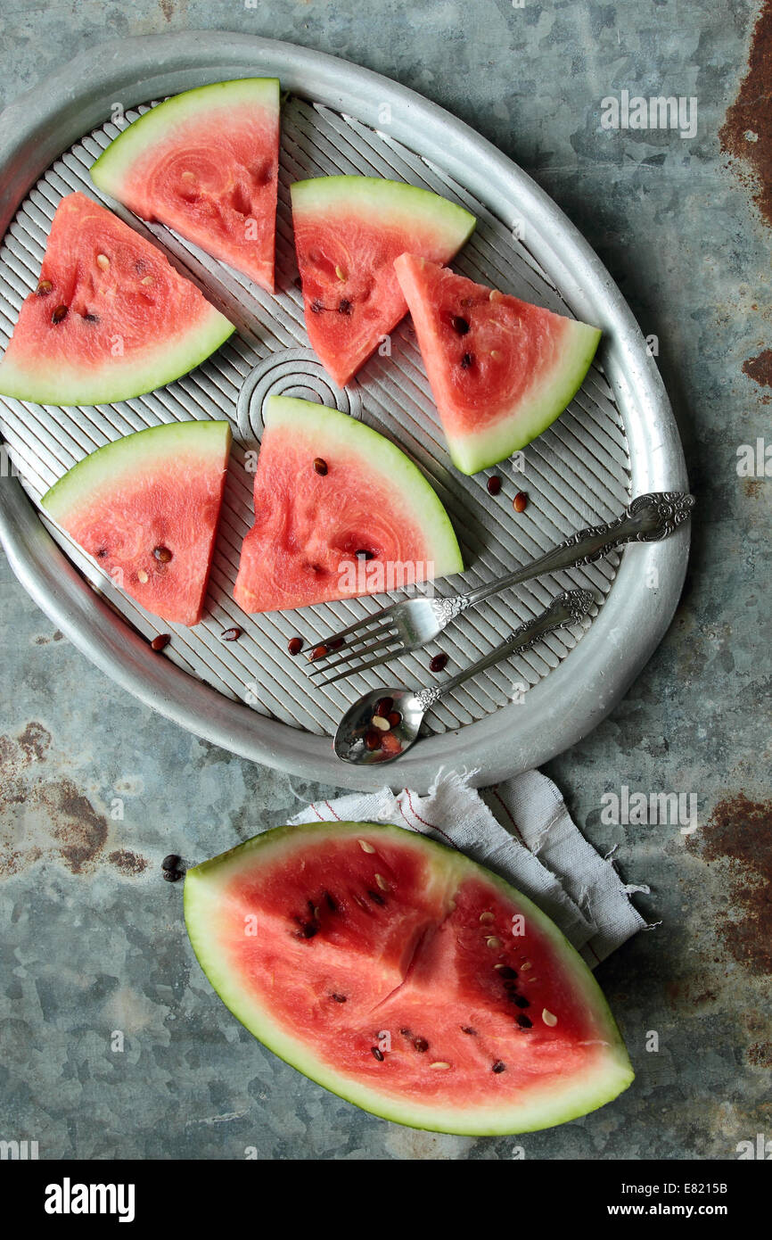 Wassermelone Stücke geschnitten im Dreieck auf einem Tablett Stockfoto