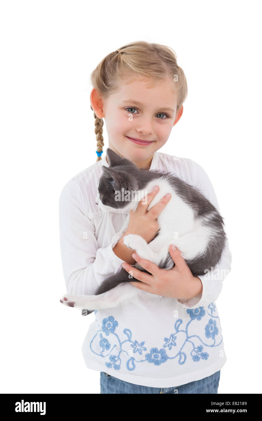 Lächelndes Mädchen mit ihrem niedlichen Kätzchen Stockfoto