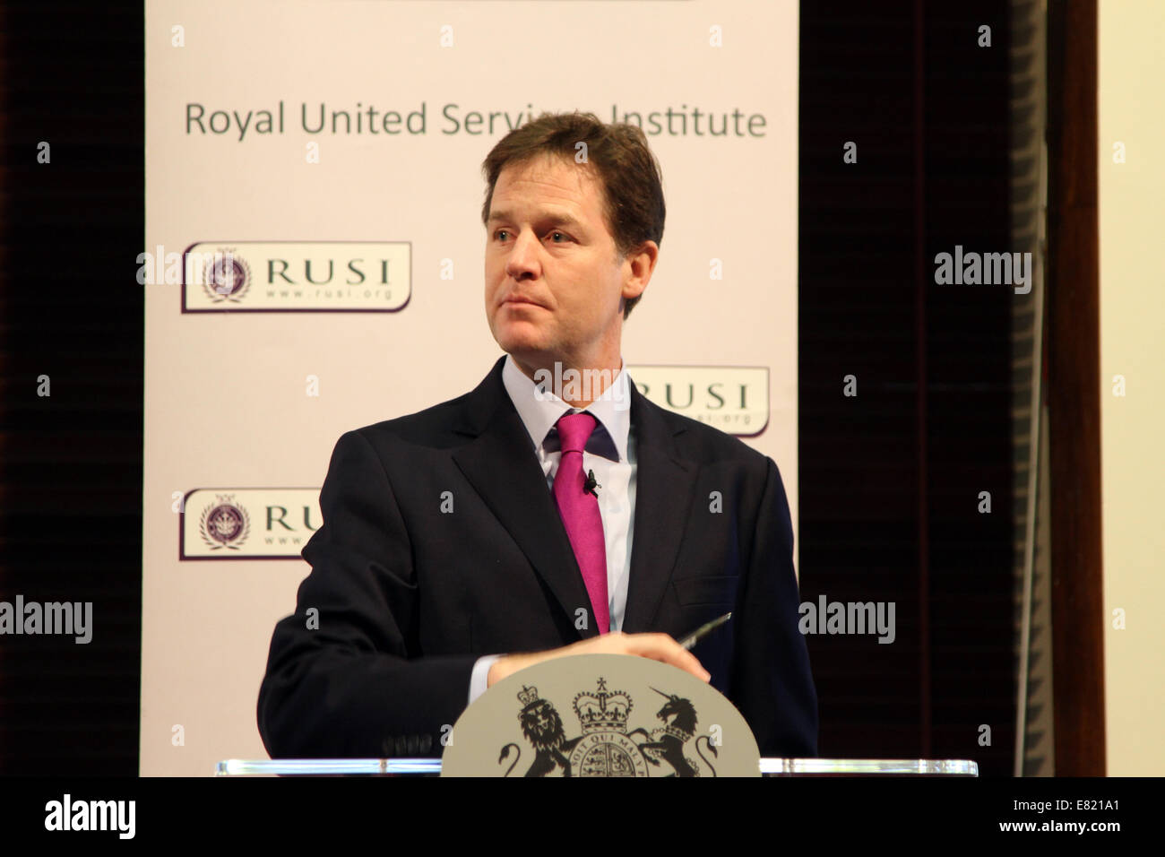 UK Vizepremierminister Nick Clegg, kündigt eine Überprüfung der Befugnisse der britischen Sicherheitsbehörden in einer Rede an RUSI. Stockfoto