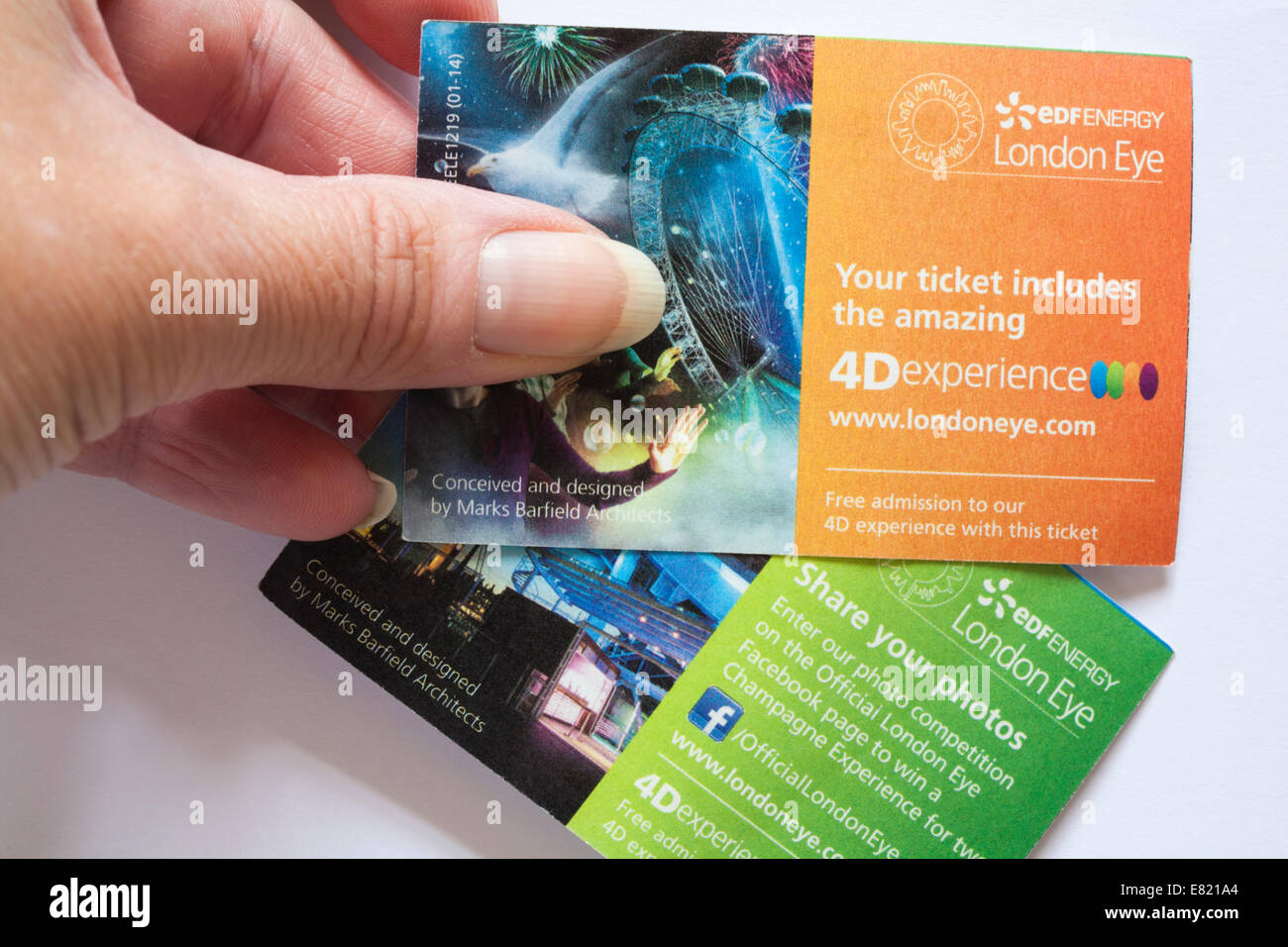 Tickets mit Informationen von EDF Energy London Eye Anteil halten, Ihre Fotos und Ihr Ticket beinhaltet 4-D-Erlebnis Stockfoto Tickets mit Informationen von EDF Energy London Eye Anteil halten, Ihre Fotos und Ihr Ticket beinhaltet 4-D-Erlebnis Stockfoto
