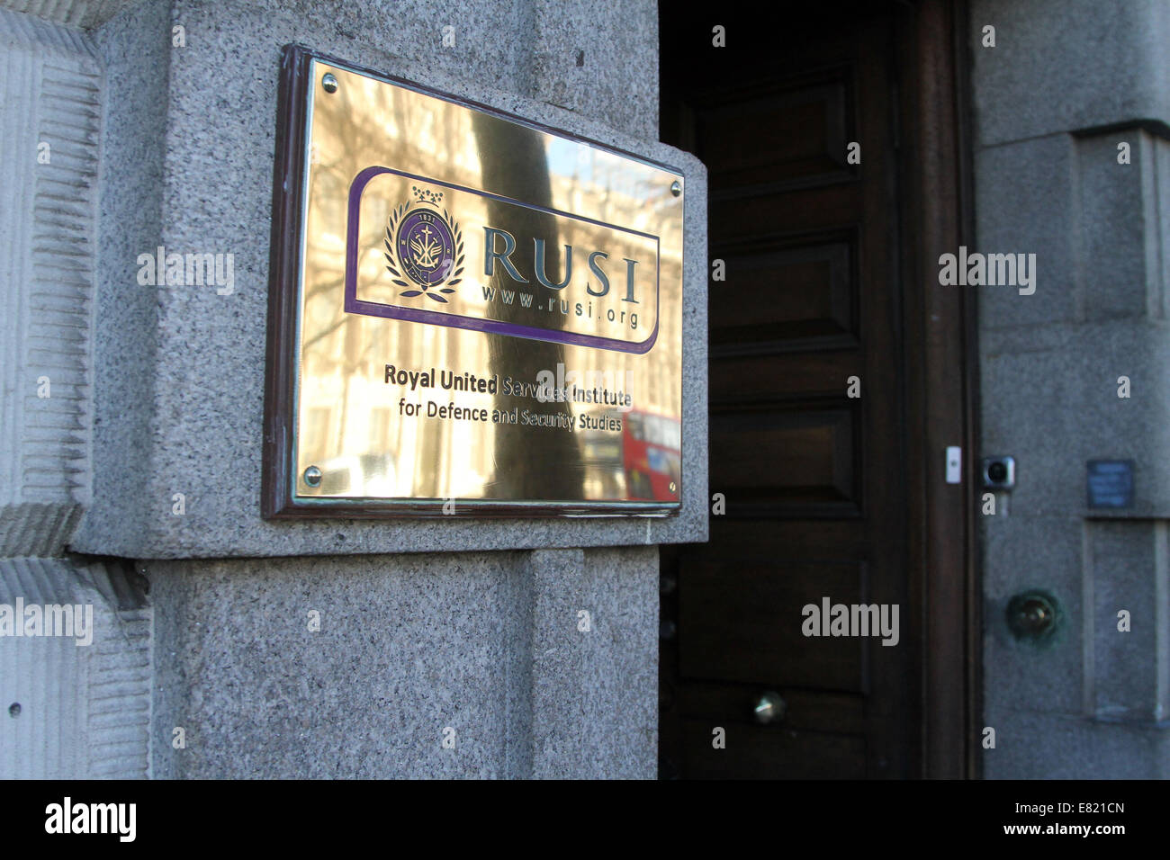 Eingang zum Royal United Services Institute (RUSI) Think Tank auf Whitehall in London, am Dienstag, 4. März 2014. Stockfoto