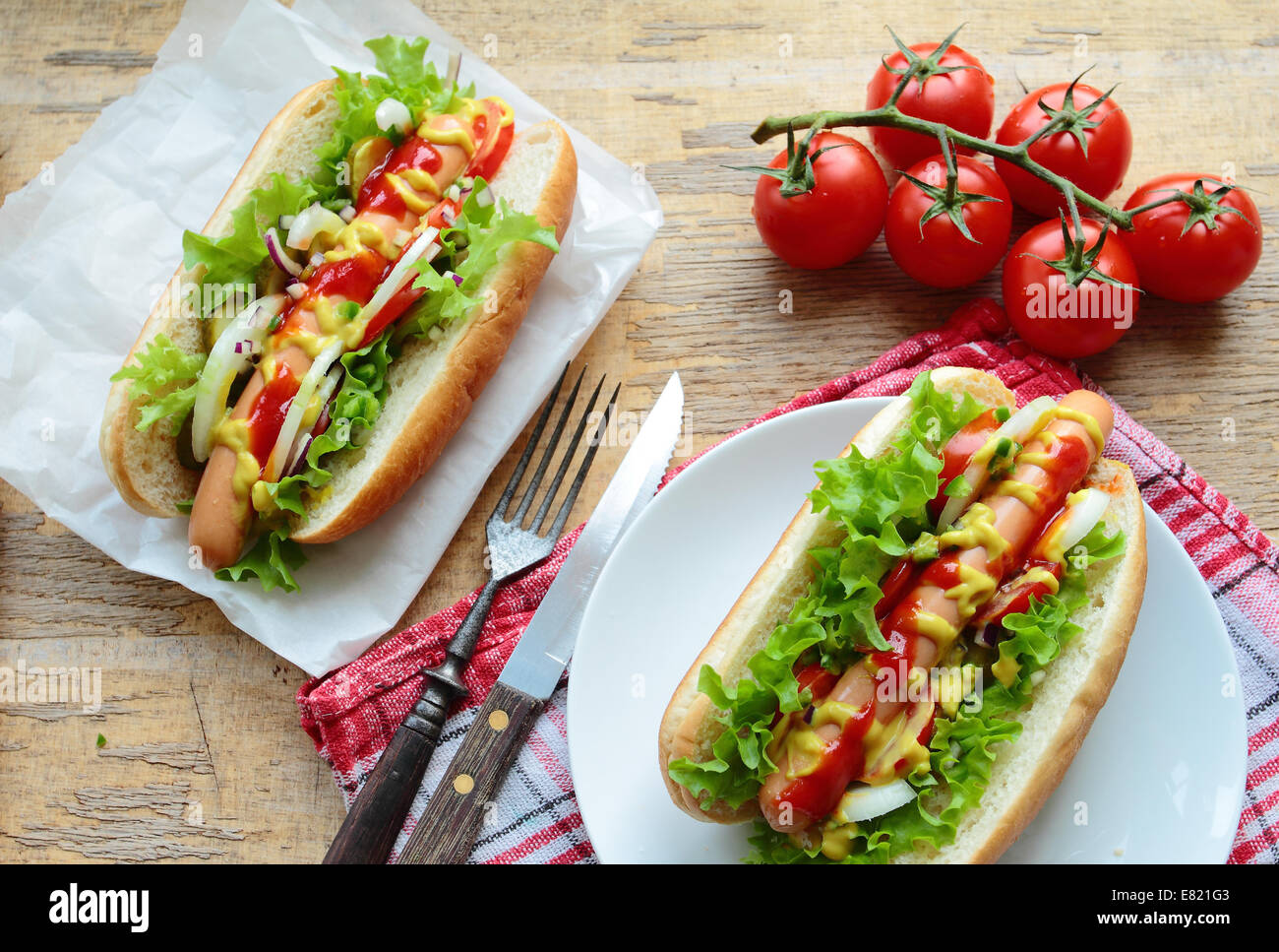 Zwei hausgemachte Hot Dogs mit frischem Gemüse Stockfoto