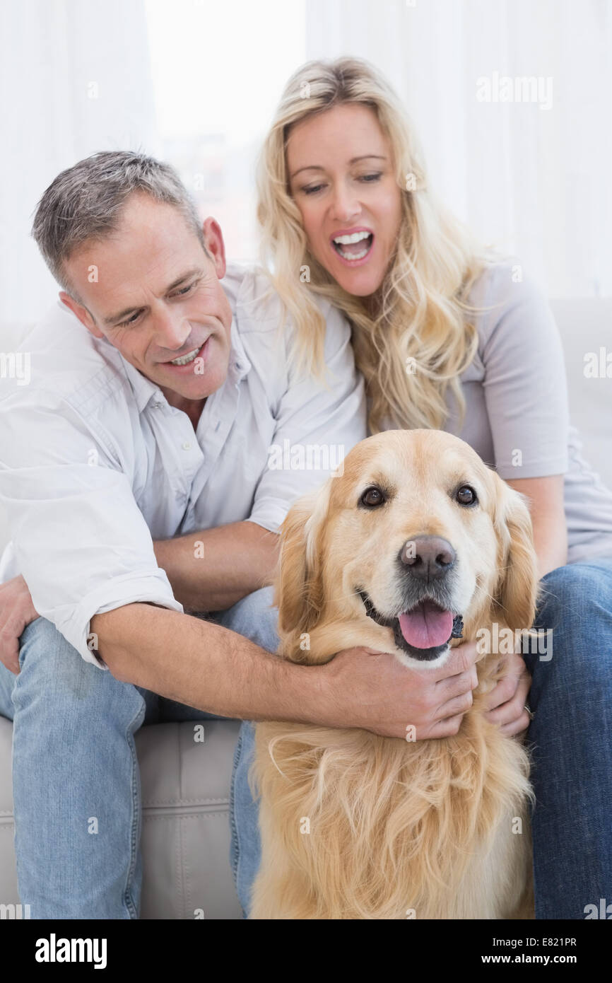 Attraktives Paar genießen ihre Hunde-Gesellschaft Stockfoto