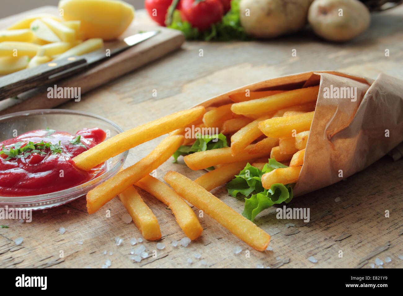 Frische hausgemachte Pommes Frites mit Ketchup und Salz Stockfoto