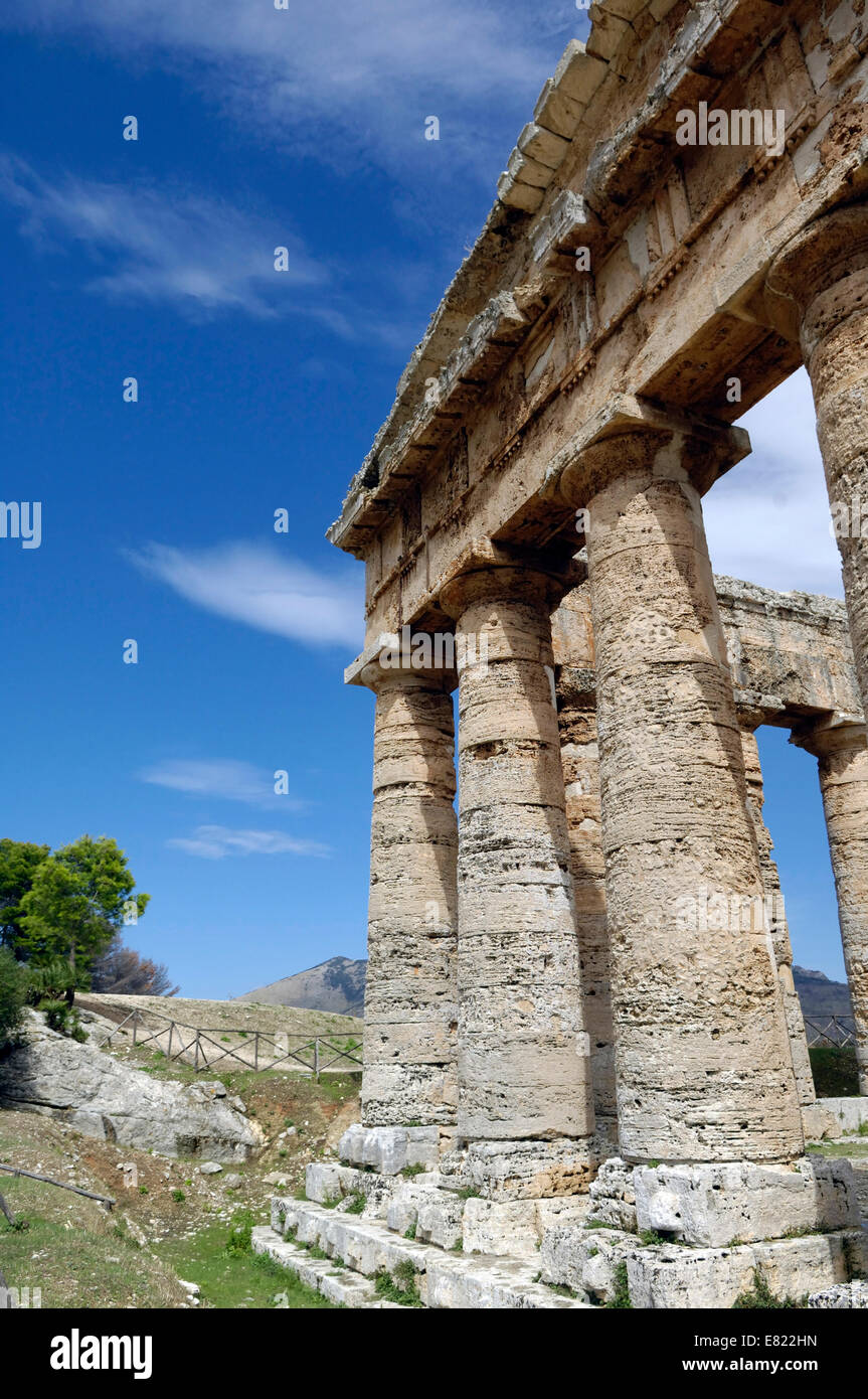 Detail der alten dorischen griechischen Hellenic Tempel Ruinen in Segesta von Aeneas Elymern gegründet. Termine von 426 v. Chr. Stockfoto