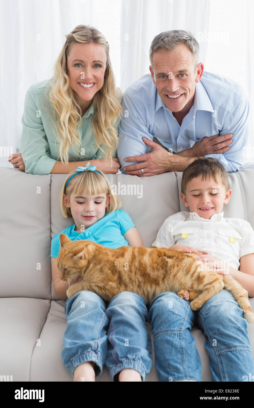 Nette Familie Entspannung zusammen auf der Couch mit ihrer Katze Stockfoto