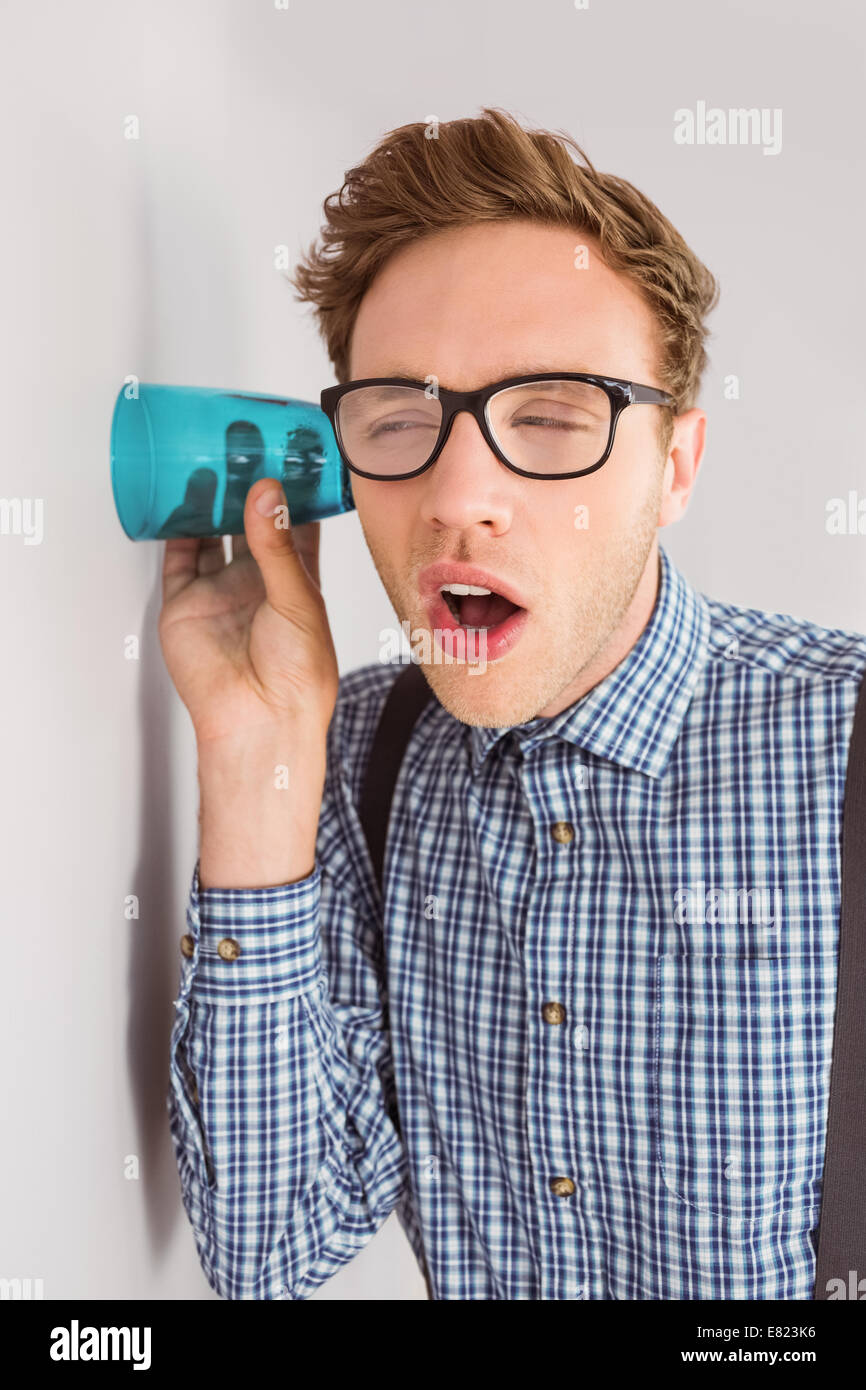 Geeky Geschäftsmann Abhören mit Tasse Stockfoto