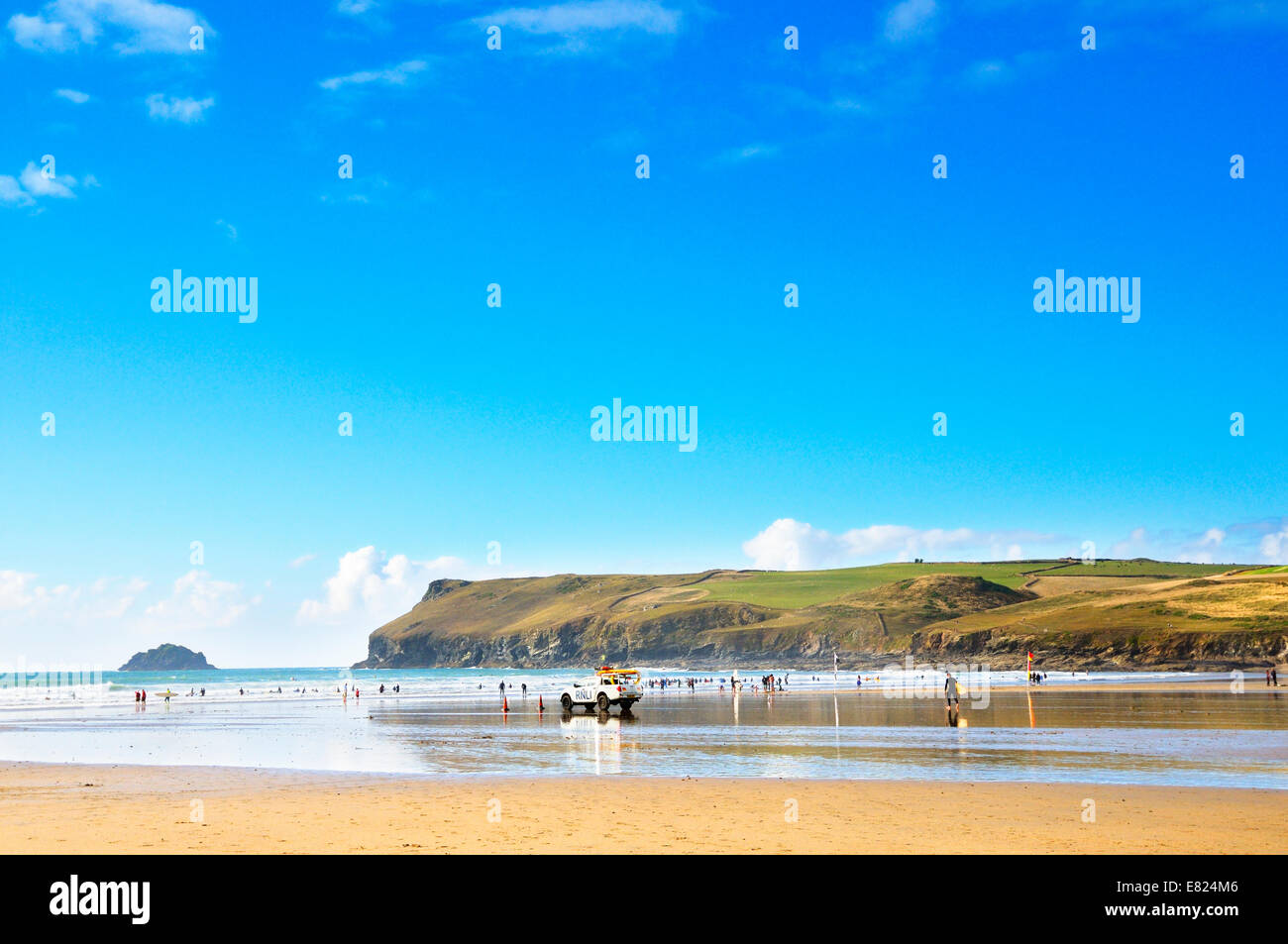Polzeath Strand in Richtung Pentire Punkt und Newlands Insel, Cornwall, Großbritannien Stockfoto