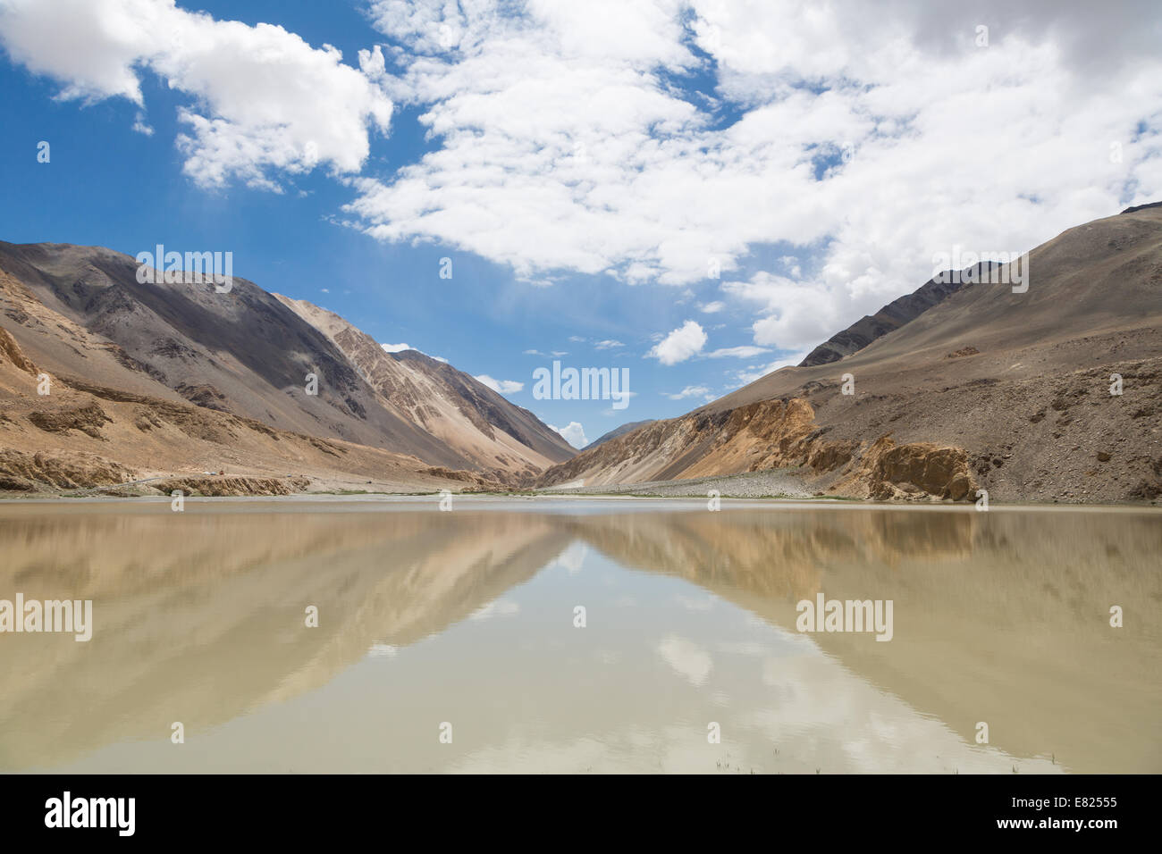 Berg, reflektiert in einem See in Ladakh in Indien Stockfoto