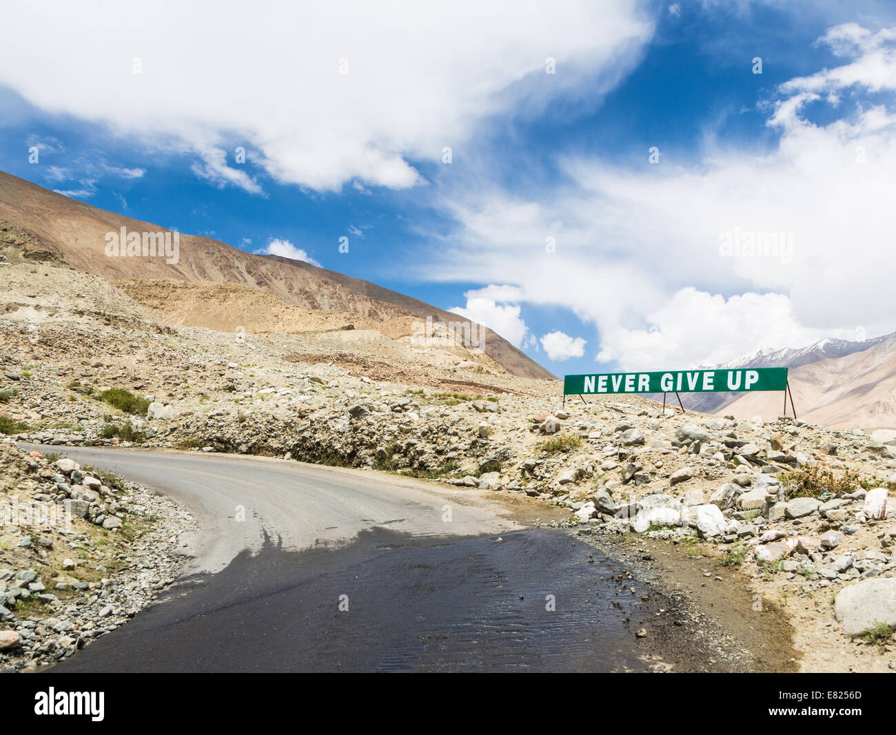 Gib nicht auf Zeichen entlang der Straße in Ladakh, Indien Stockfoto