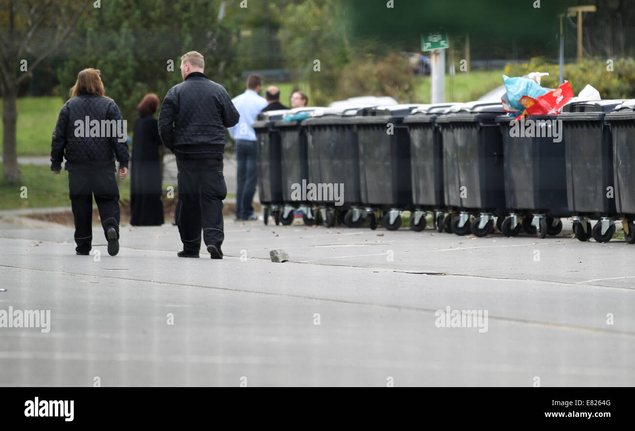 Burbach, Deutschland. 29. Sep, 2014. Sicherheitspersonal ist auf der Website von einem Flüchtlingsheim in der ehemaligen Siegerland-in Burbach, Deutschland, 29. September 2014 Kaserne abgebildet., privates Sicherheitspersonal hat angeblich verletzt und angegriffene Menschen Asyl in einem Flüchtlingslager in Burbach zu Hause. Die ehemalige Siegerland Baracken dient als ein Notunterkünfte für Flüchtlinge und Asylsuchenden Menschen. Bildnachweis: Dpa picture Alliance/Alamy Live News Stockfoto
