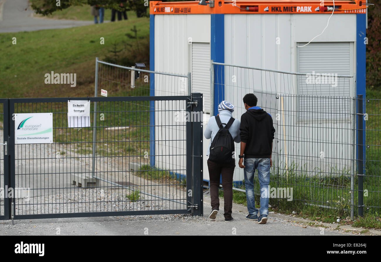 Burbach, Deutschland. 29. Sep, 2014. Flüchtlinge sind auf dem Gelände eines Flüchtlings in der ehemaligen Heimat abgebildet, die Siegerland-in Burbach, Deutschland, 29. September 2014 Kaserne. Private Security-Personal hat angeblich verletzt und angegriffen Menschen Asyl in einem Flüchtlingslager in Burbach. Die ehemalige Siegerland Baracken dient als ein Notunterkünfte für Flüchtlinge und Asylsuchenden Menschen. Bildnachweis: Dpa picture Alliance/Alamy Live News Stockfoto