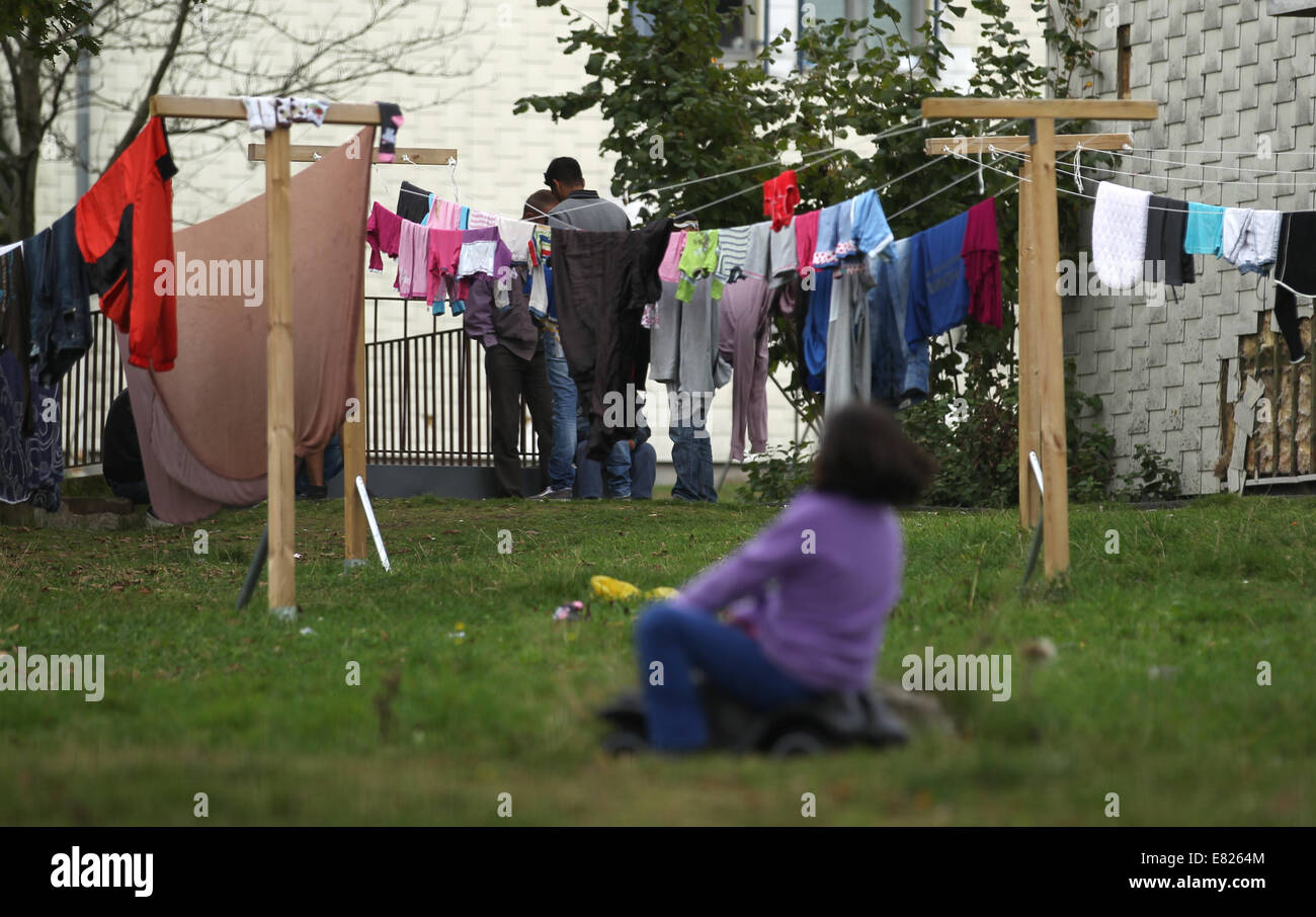 Burbach, Deutschland. 29. Sep, 2014. Wäsche hängt zum Trocknen in einem Flüchtlingsheim in der ehemaligen, die Siegerland-in Burbach, Deutschland, 29. September 2014 Kaserne. Private Security-Personal hat angeblich verletzt und angegriffen Menschen Asyl in einem Flüchtlingslager in Burbach. Die ehemalige Siegerland Baracken dient als ein Notunterkünfte für Flüchtlinge und Asylsuchenden Menschen. Bildnachweis: Dpa picture Alliance/Alamy Live News Stockfoto