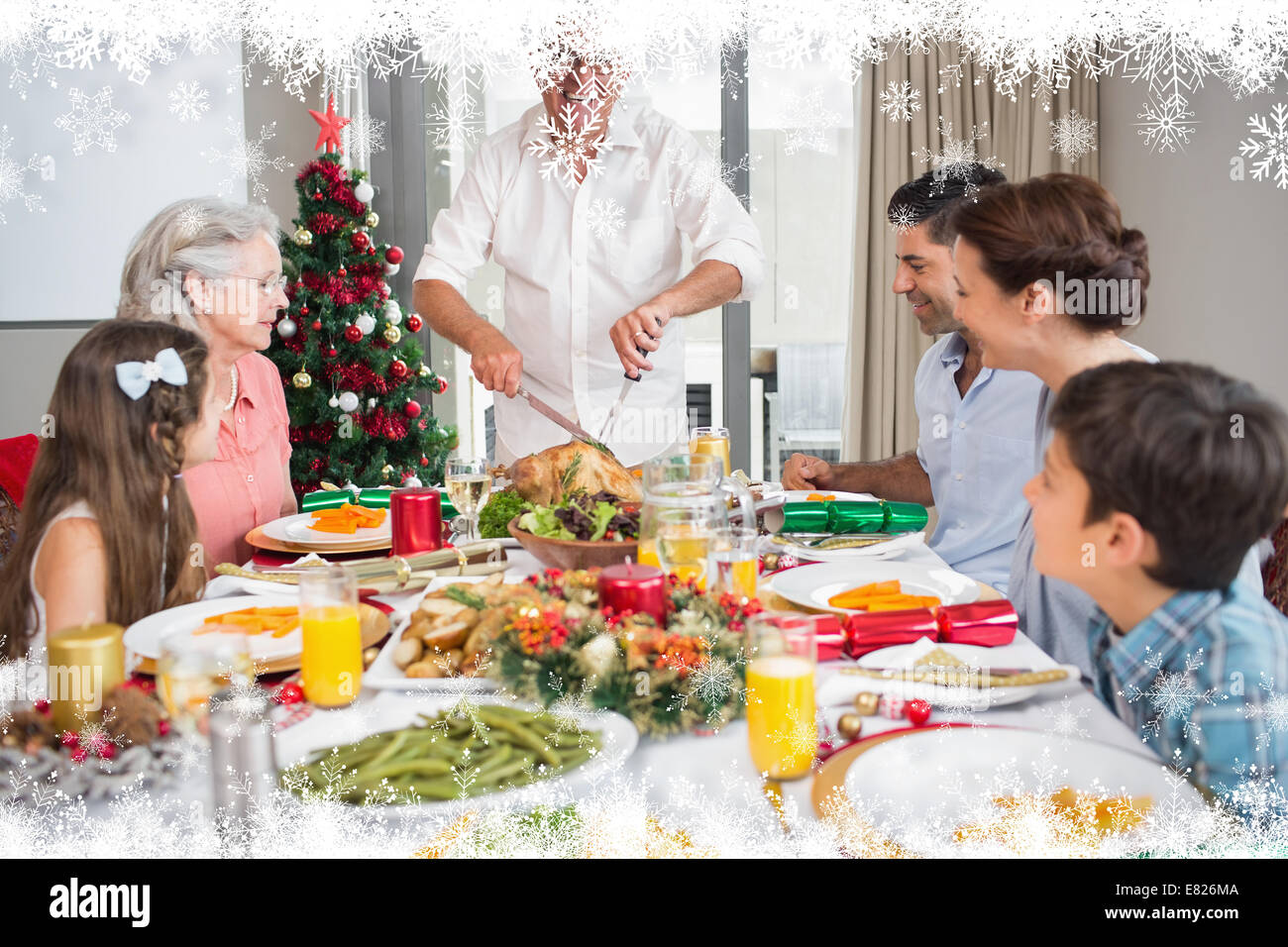 Großfamilie am Esstisch für Weihnachtsessen im Haus Stockfoto