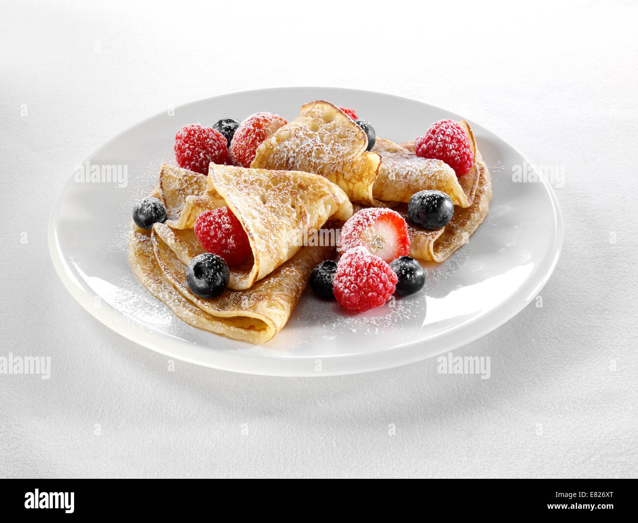 Crepes mit Früchten amerikanisches Frühstück Stockfoto