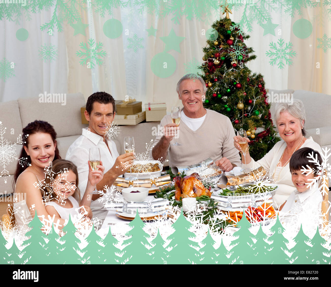 Familie Toasten mit Weißwein in ein Weihnachtsessen Stockfoto