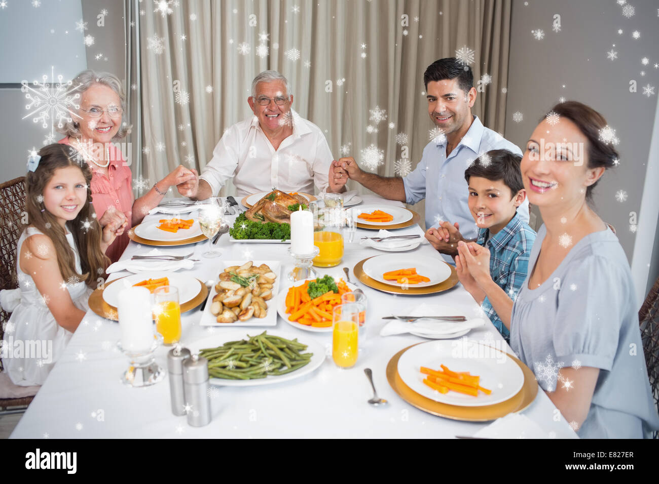 Porträt einer Großfamilie am Esstisch Stockfoto